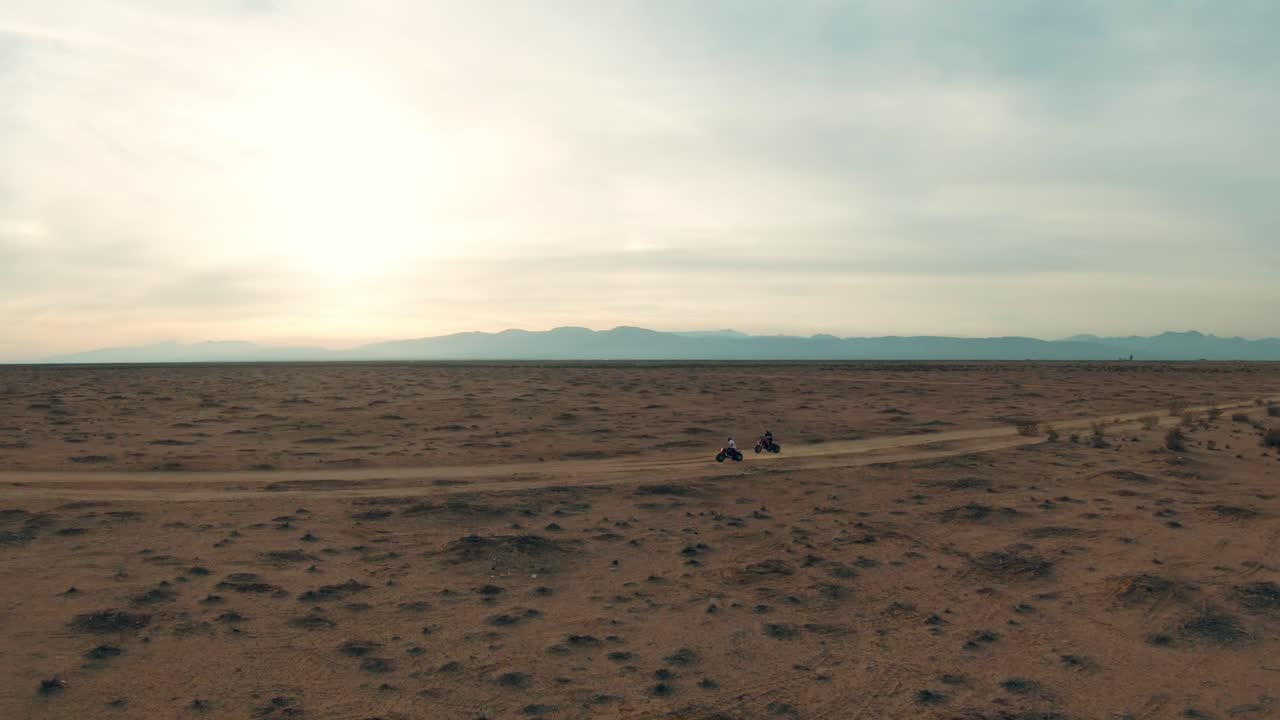 모하비 사막 흙길을 따라 삼륜차를 타고 - 석양의 탁 트인 공중 전망