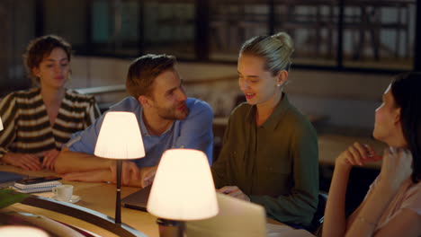 Girl-showing-something-on-computer-to-colleagues.-People-discussing-ideas.