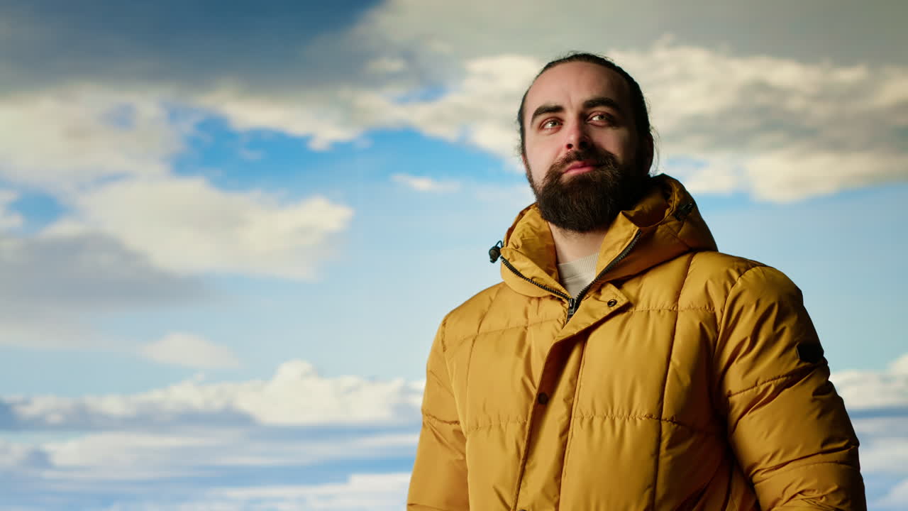 explorador se encuentra en un pico de montaña tomando el aire fresco y el paisaje panorámico