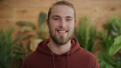 Retrato-De-Un-Joven-Apuesto-Sonriendo-Feliz-Disfrutando-De-Un-Estilo-De-Vida-Exitoso-Hombre-Caucásico-Rubio-Con-Barba-En-Cámara-Lenta