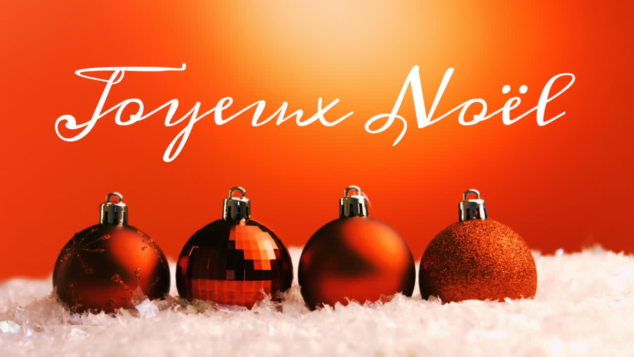 joyeux noël escrito sobre las decoraciones de navidad