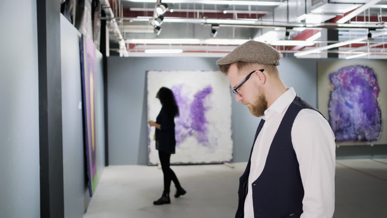 gente viendo arte en una galería de arte