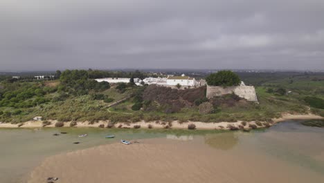 Pullback-Aufnahme-Des-Wunderschönen-Strandes-Cacela-Velha-Unter-Bewölktem-Himmel,-Portugal