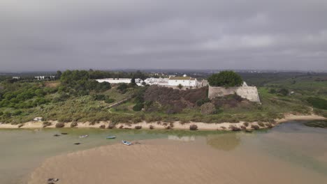 toma de retroceso de la hermosa playa de cacela velha bajo un cielo nublado, portugal