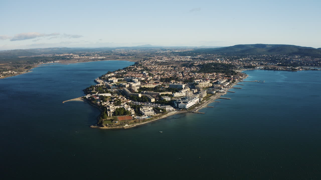 Balaruc-les-Bains, resort termale con sorgenti calde naturali, veduta aerea con drone in una giornata di sole
