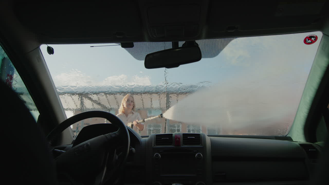 중년 여성이 셀프 서비스 스테이션에서 세차