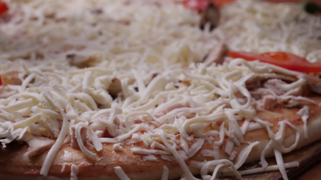 피자를 준비하고 있습니다.