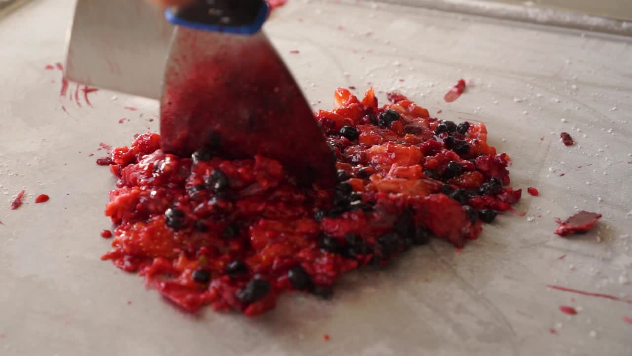 음식 축제에서 달콤한 수제 딸기, 블루베리, 블랙베리 볶음 압연 아이스크림 디저트 태국 스타일을 자르고 준비