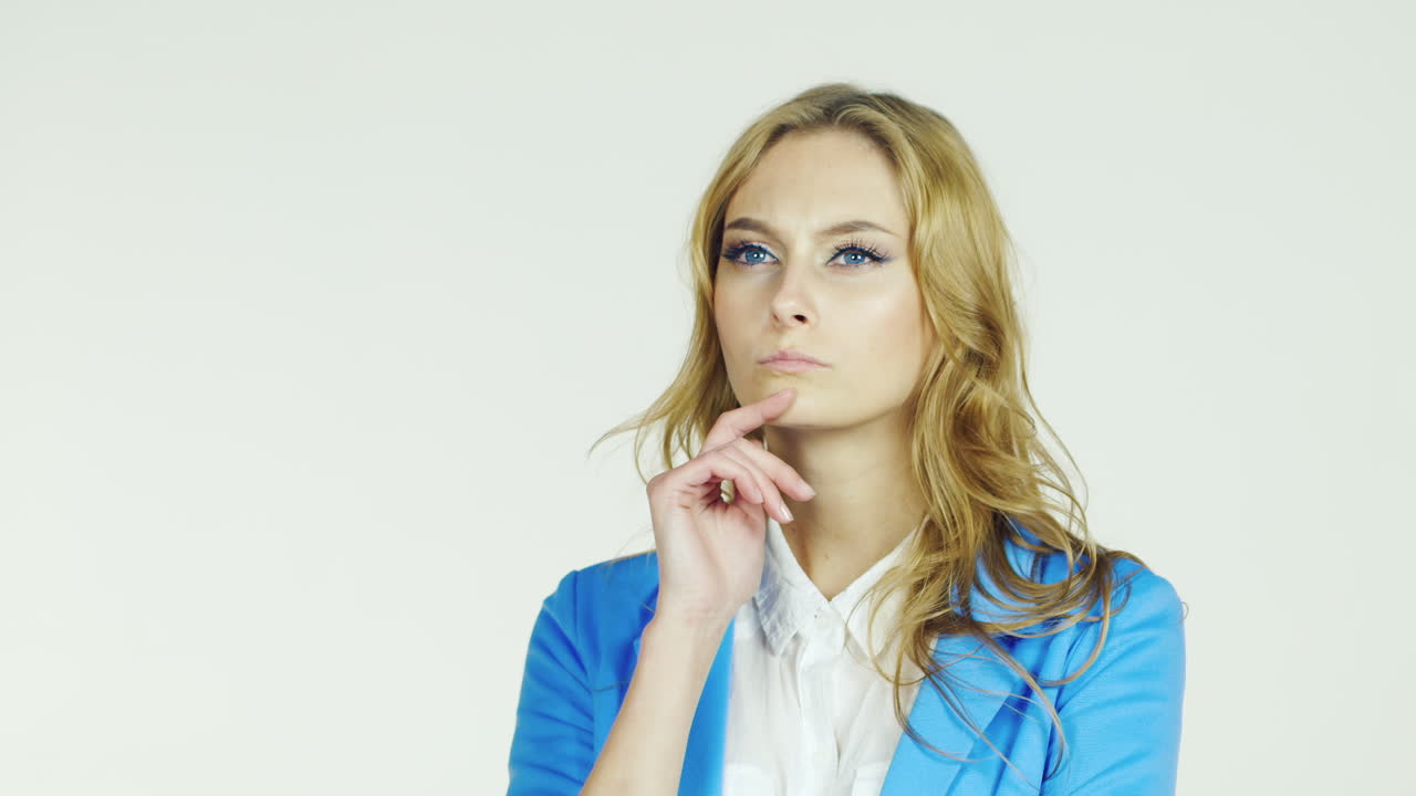 la mujer tiene una idea que muestra gesto