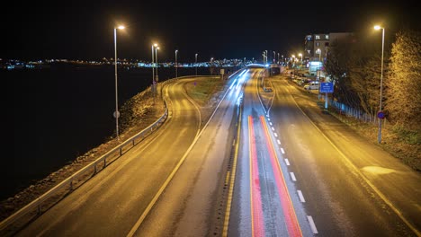 Zeitraffer-Einer-Stark-Befahrenen-Straße-In-Ålesund,-Norwegen