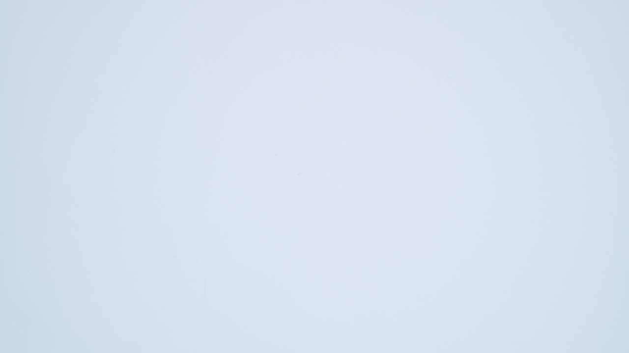 la mano mueve el libro de tapa dura naranja y el libro se abre en la mesa. detener el movimiento plana