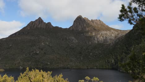 Fixed-shot-of-Cradle-Mountain,-Tasmania-with-Dove-Lake-in-foreground