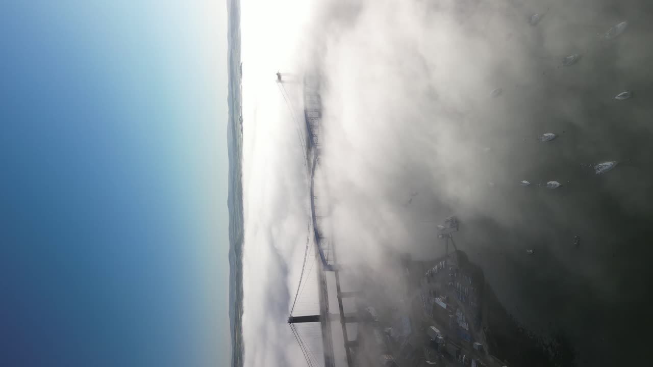 вертикальный воздушный беспилотник выстрелил над мостом тамар с утренним туманом между девоном и корнуоллом, великобритания