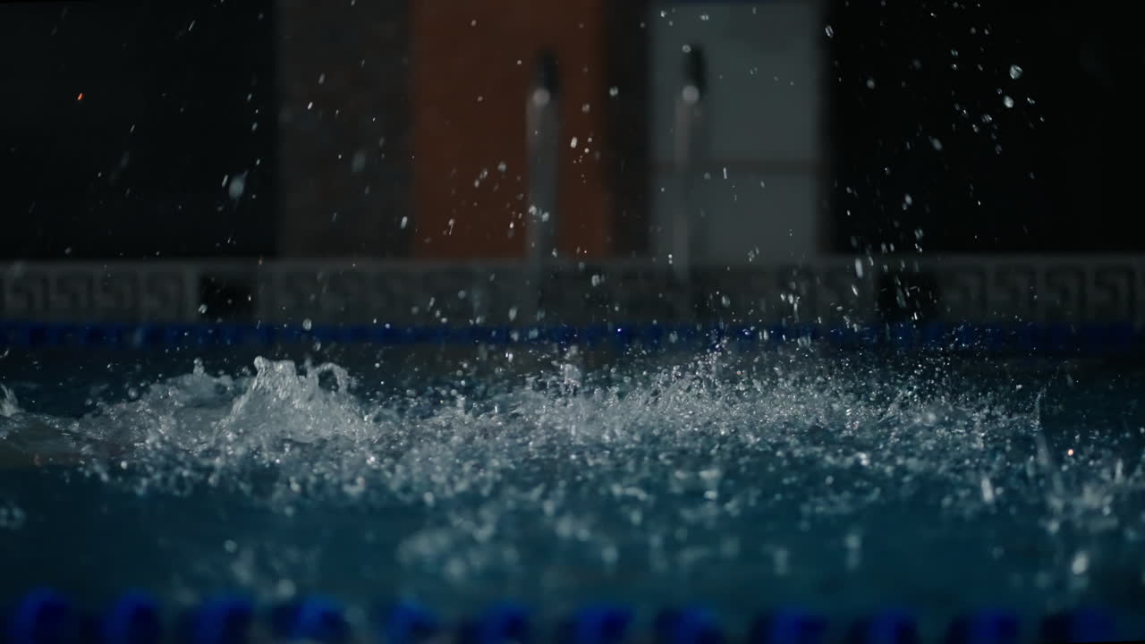 пловчик в бассейне