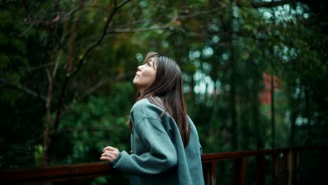 숲 속 의 여자