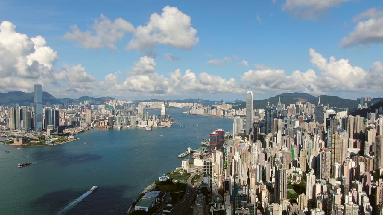 Widok z lotu ptaka na panoramę zatoki Hongkongu w piękny dzień.