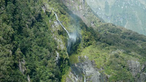 Ein-Faszinierender-Wasserfall,-Der-Anmutig-Fließt,-Scheinbar-Im-Unbekannten-Verschwindet-Und-Ein-Faszinierendes-Und-Fesselndes-Naturschauspiel-Schafft