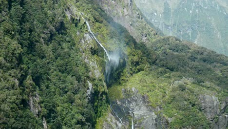 una hipnotizante cascada que fluye con gracia, aparentemente desapareciendo en lo desconocido, creando un espectáculo natural intrigante y cautivador