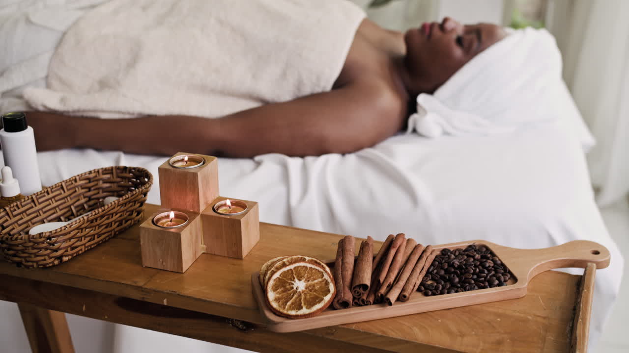 Femme détendue se reposant dans un salon de spa