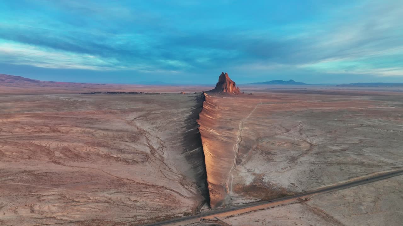 뉴멕시코 북서부의 광활한 풍경에 있는 선박 암석 - 공중 드론 샷