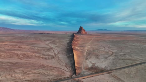 Formación-De-Roca-De-Barco-En-Un-Vasto-Paisaje-En-El-Noroeste-De-Nuevo-México---Toma-Aérea-De-Drones