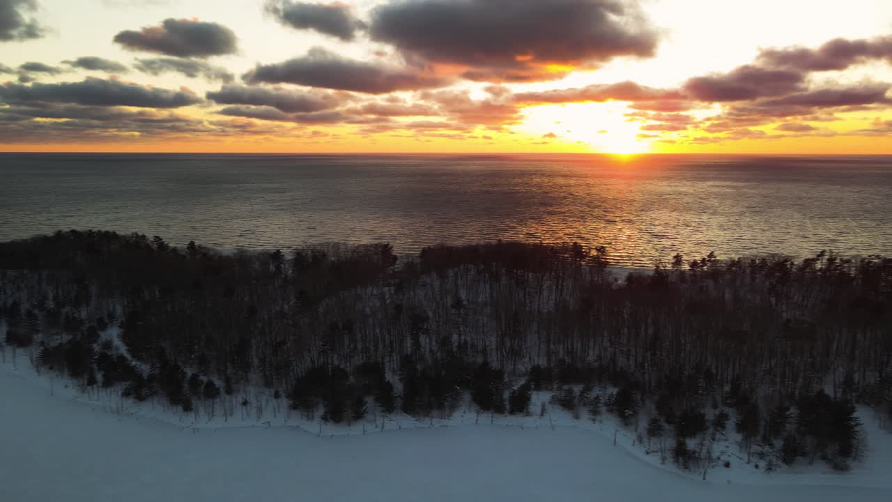 cacerola lenta a través del horizonte del lago michigan durante una puesta de sol de invierno