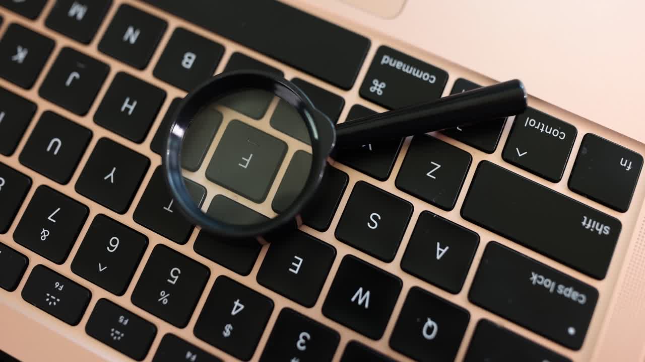 Lupa en el teclado de una computadora portátil