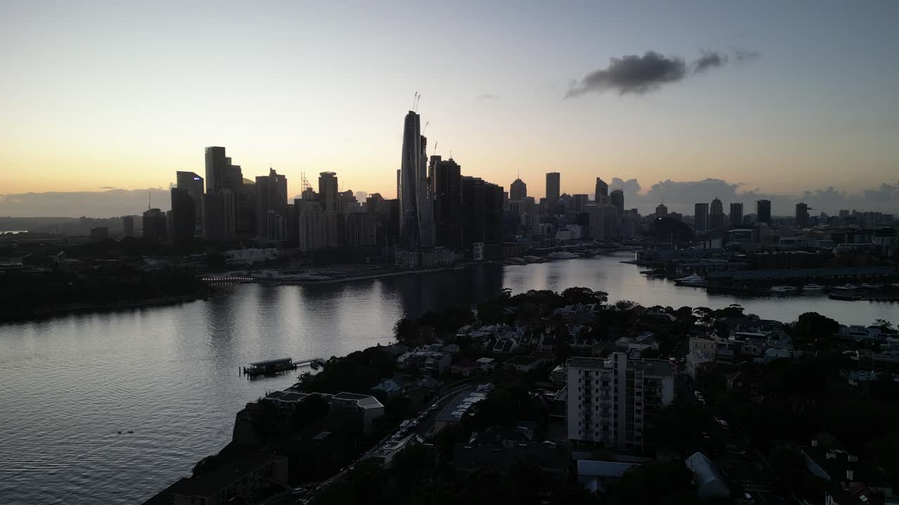 해가 뜨기 직전 발메인이 달링 하버로 향하고 있습니다.