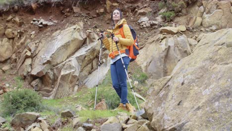 mujer joven en buen estado de salud al aire libre con mochila