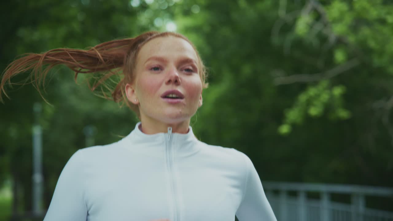 Kvinde der løber i parken