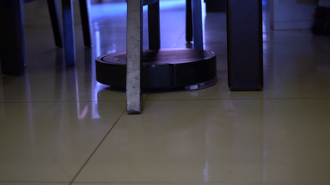 Mocio robotico che pulisce il pavimento autonomamente all'interno di una casa moderna, tecnologia di pulizia smart home per l'igiene quotidiana, automazione domestica e stile di vita che fa risparmiare tempo