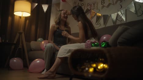 amigos celebrando un cumpleaños en casa