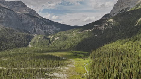 Emerald-Lake-BC-Canadá-Vuelo-Aéreo-V2-Sobre-El-Río-Capturando-Un-Paisaje-Impresionante-De-Bosques-Siempre-Verdes,-El-Parque-Nacional-Yoho-Y-El-Pico-De-La-Montaña-Wapta-En-Verano---Filmado-Con-Mavic-3-Pro-Cine---Julio-De-2023