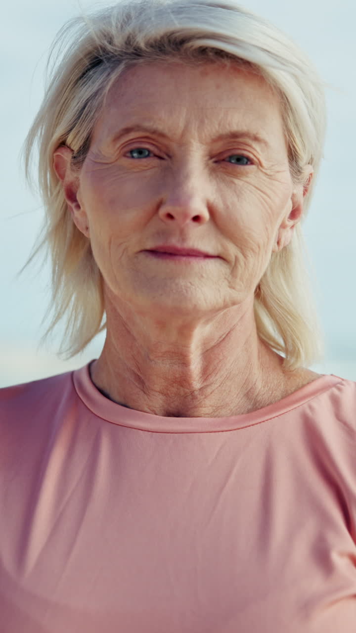 Primo piano di una donna anziana che guarda la camera