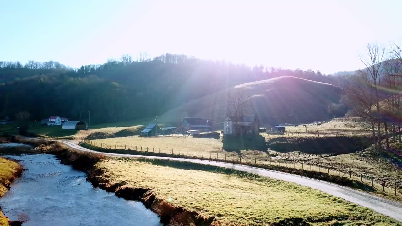노스캐롤라이나주 분과 블로잉 록 근처 와타우가 강 위의 오래된 농장에서 공중 철수
