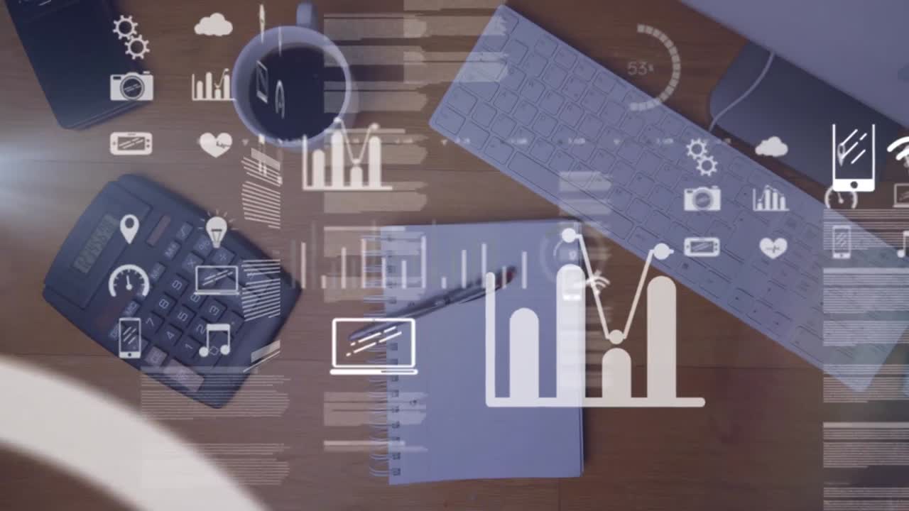 animación del procesamiento de datos contra una pluma que cae sobre una mesa de oficina de madera.