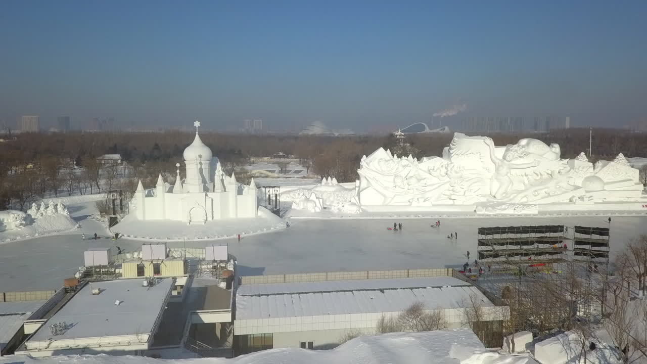 enormes y creativas esculturas de hielo en el estanque del parque en invierno, harbin china
