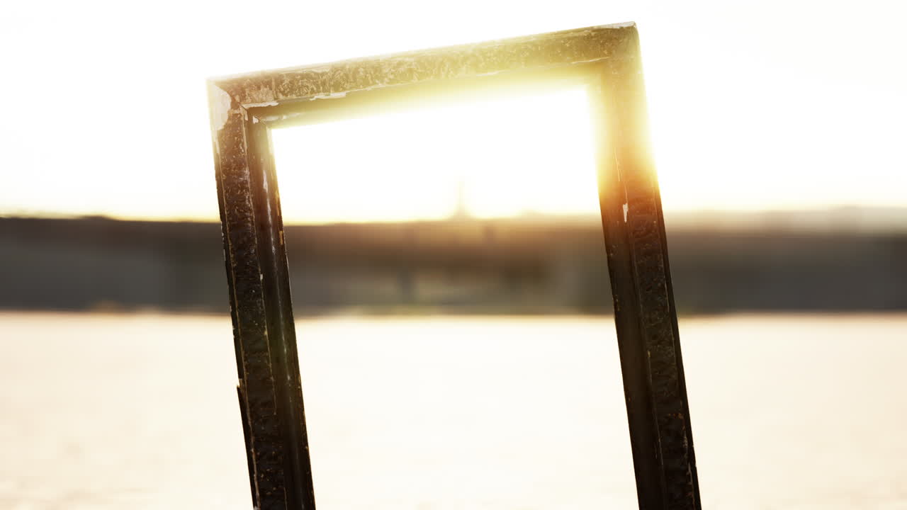 해변의 모래에 빈 나무 그림 프레임