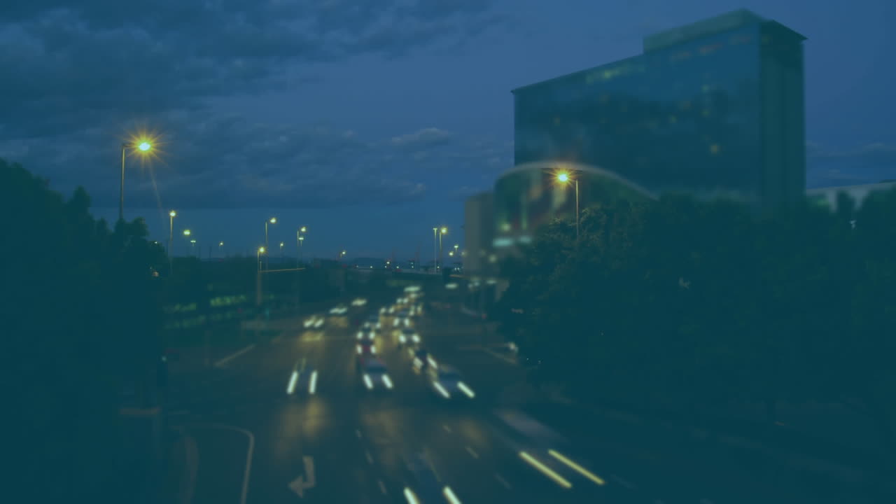 procesamiento de datos estadísticos y financieros en comparación con el tráfico nocturno de la ciudad en segundo plano