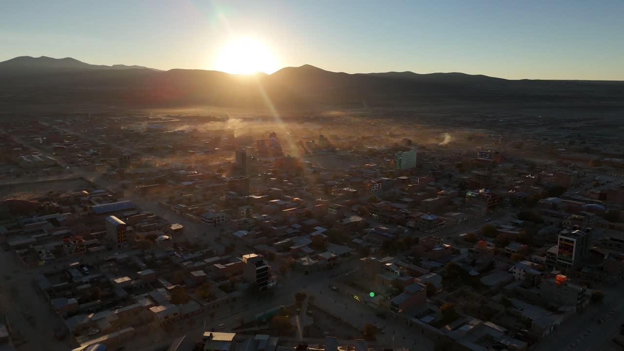 Salar de Uyuni, Bolivia, Sud America: vista aerea con drone della città e del Cimitero dei treni all'alba.