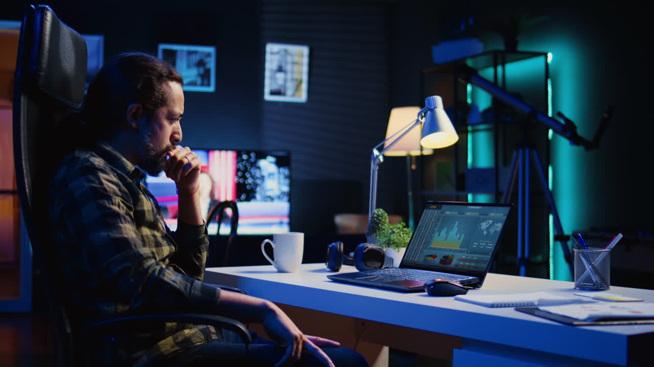 asesor financiero de la empresa que trabaja a distancia analizando gráficos estadísticos