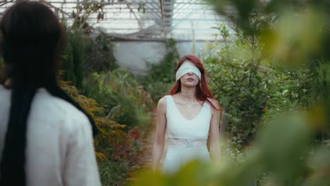 vídeo cinematográfico en cámara lenta de dos jóvenes con los ojos vendados cruzando los ojos mientras caminan
