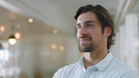 retrato hombre de negocios exitoso sonriendo confiado con los brazos cruzados disfrutando del liderazgo corporativo joven hombre ejecutivo planeando adelante para un futuro positivo en la oficina 4k footage