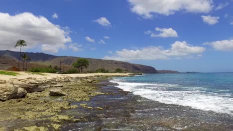 drone volando bajo sobre el océano en hawaii