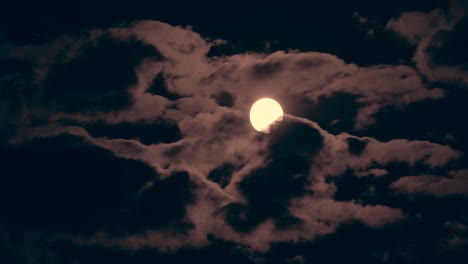 Timelapse-De-Luna-Llena-Y-Nubes-En-La-Noche