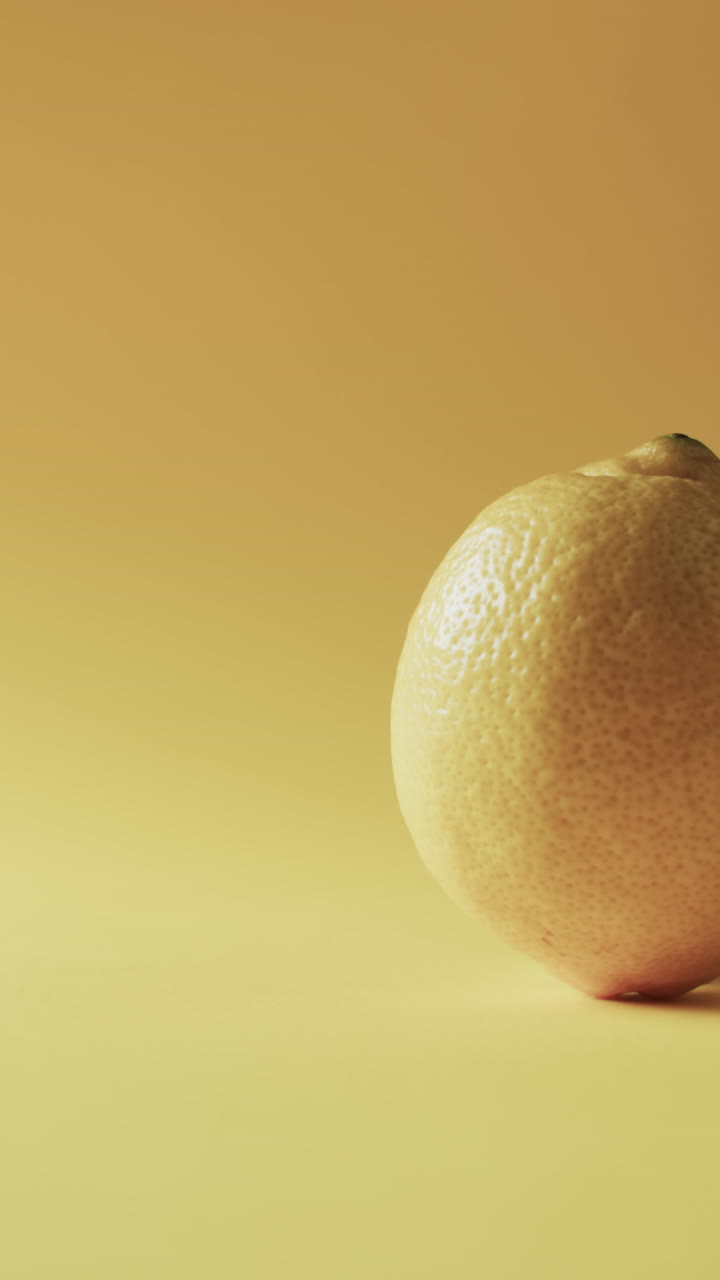 Video verticale di limone con spazio per il testo su sfondo giallo