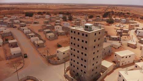 vista aérea de un gran edificio en palestina cerca de gaza en el desierto