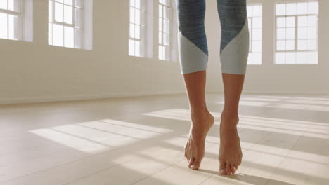 Mujer-De-Yoga-Aérea-Practicando-Pose-De-Mariposa-Invertida-Colgando-Boca-Abajo-Usando-Una-Hamaca-Disfrutando-De-Un-Estilo-De-Vida-Saludable-Haciendo-Ejercicio-En-El-Estudio-De-Entrenamiento-De-Meditación-Al-Amanecer.