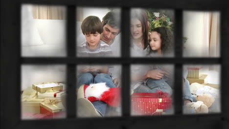 familia en navidad vista a través de la ventana