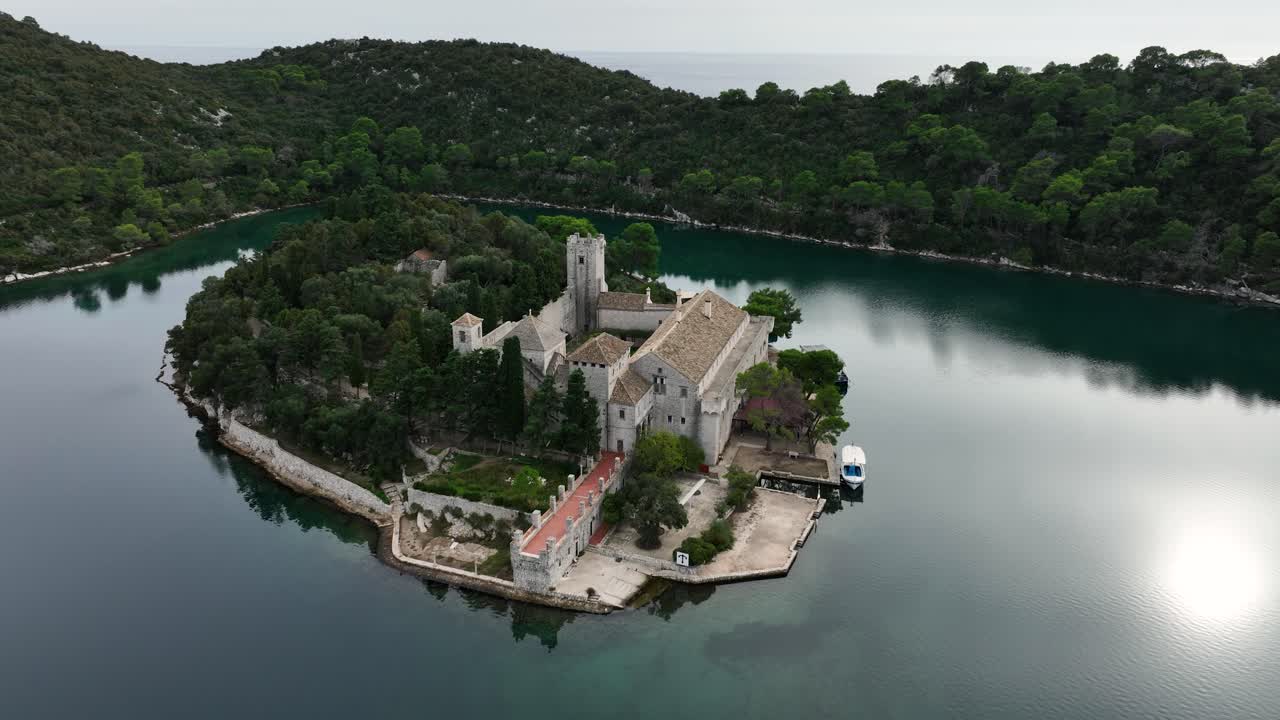 크로아티아 섬 에 있는 수도원 의 공중 사진